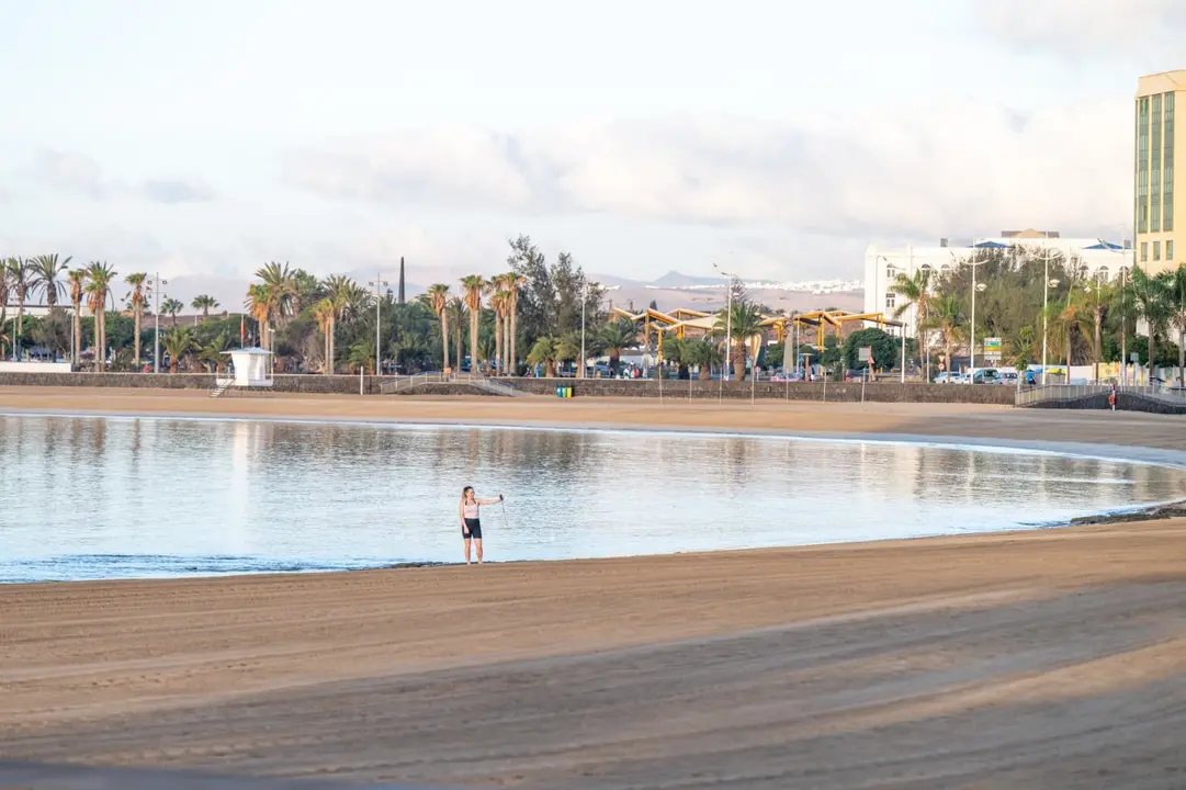 La playa de El Reducto esta mañana, tras ser reabierta al baño