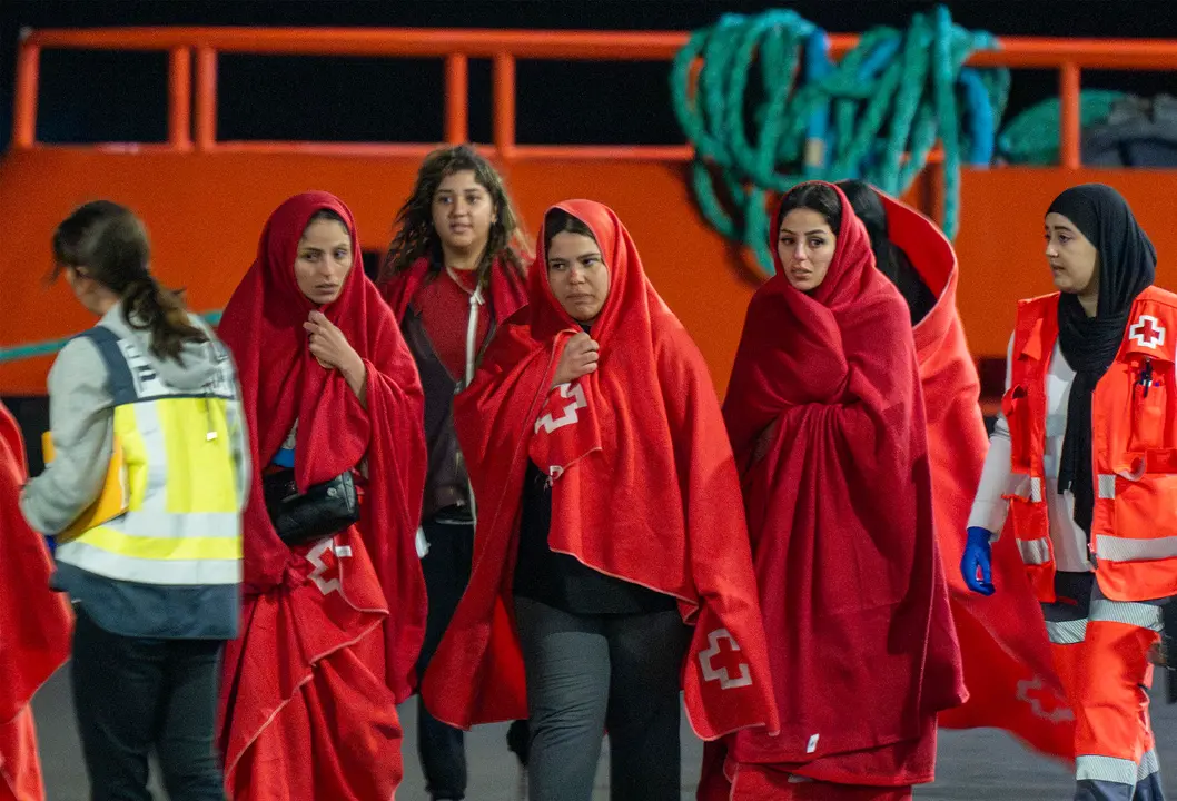 FOTO: EFE. Salvamento rescata a 55 personas en una neumática rumbo a Lanzarote, entre ellas dos menores