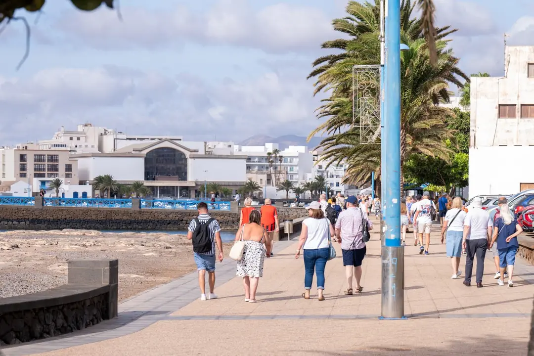 Pasajeros del crucero Azura hoy en la zona del Charco de San Ginés, tras desembarcar en el muelle de Cruceros de Naos, en Arrecife