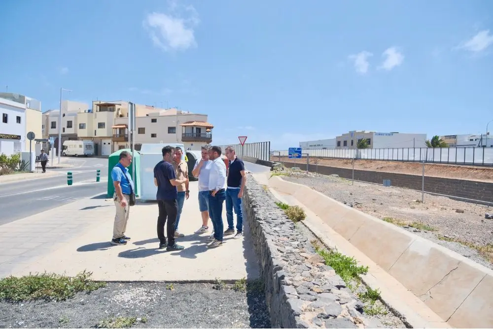 El alcalde con los técnicos y vecinos