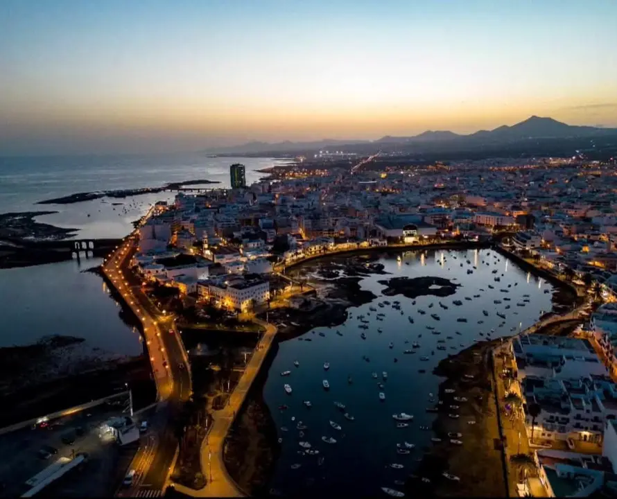 Imagen aérea de Arrecife,capital de Lanzarote. En el centro de la fotografía el Charco de San Ginés, uno de los muchos atractivos de Arrecife