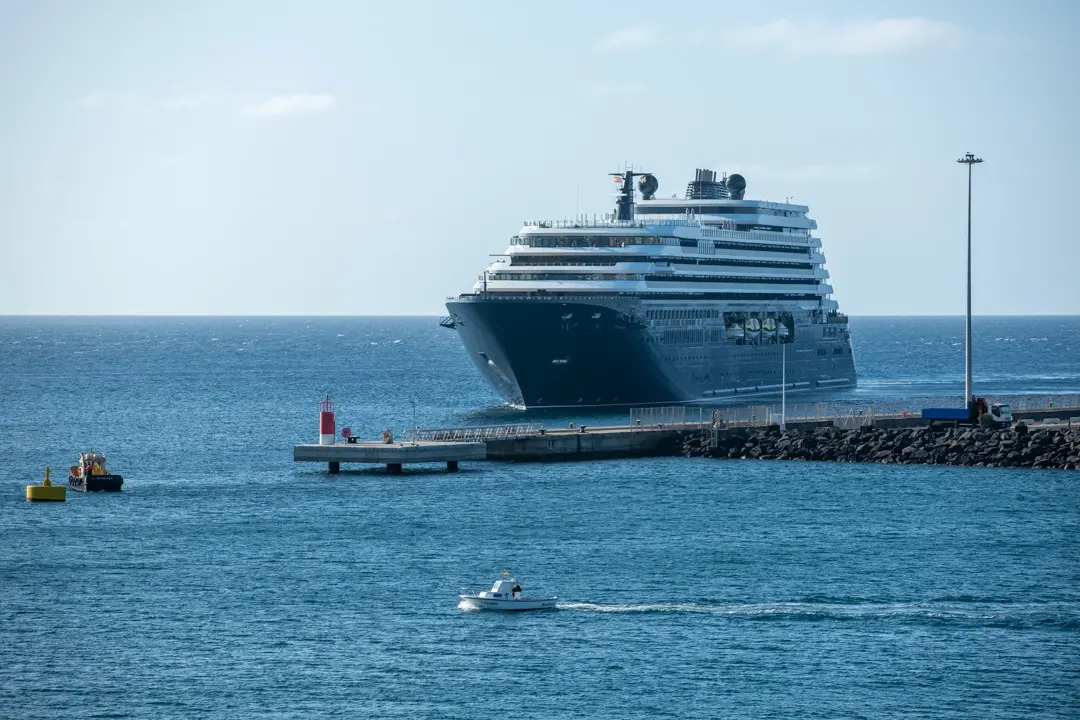 El Luminara en su primer viaje a la ciudad de Arrecife ( Lanzarote) atracando en el muelle de cruceros a las 9 horas de este lunes, 3 de noviembre