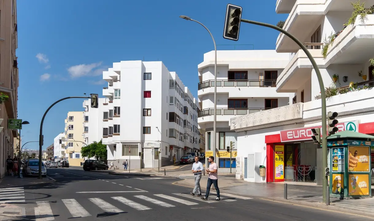 Nueva licitación del mantenimiento de la red semafórica de Arrecife. El alcalde Yonathan de León y el concejal de Movilidad y Transportes, Mario González  Altube  (1)