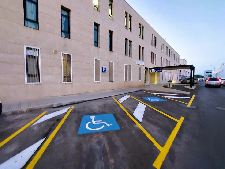 La presencia de la Policía Local de Arrecife  en los entornos de centros sanitarios para verificar el buen uso de los estacionamientos PMR ha permitido identificar uso  fraudulento de las tajertas azules 