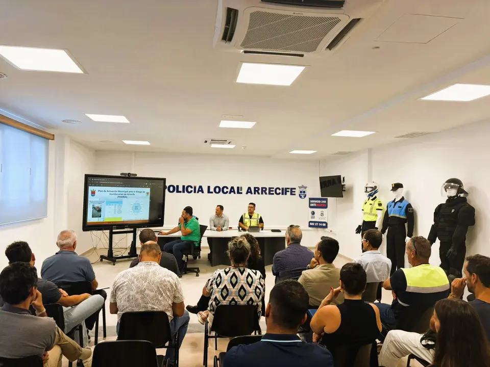 Reunión temprana de los responsables de Áreas del Ayuntamiento de Arrecife para la coordinación ante la borrasca Gloria. El alcalde ha decretado la suspensión de actividades al aire libre 