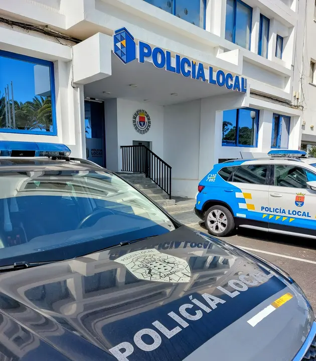 La rápida intervención de la Policía de Arrecife salva la vida de un vecino del barrio de La Destila. Sede de la Policía Local  