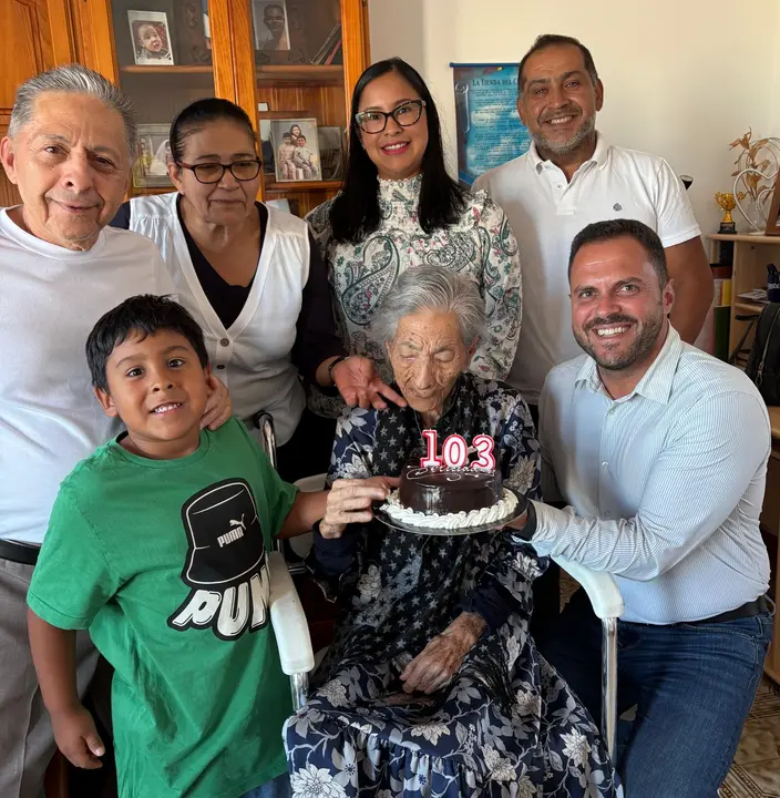 El alcalde de Arercife regalóa esta tarde de chocolate, y un enorme ramos de flores,  a doña María Pabón Quijano, por su 103 cumpleaños