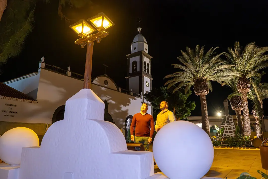 La obra de la plaza junto a la iglesia de San Ginés ha sido recepcionada. El alcalde de Arrecife, Yonathan de León, y el consejero de Obras Públicas, Jacobo Medina, visitan la plaza y supervisan su iluminación y 