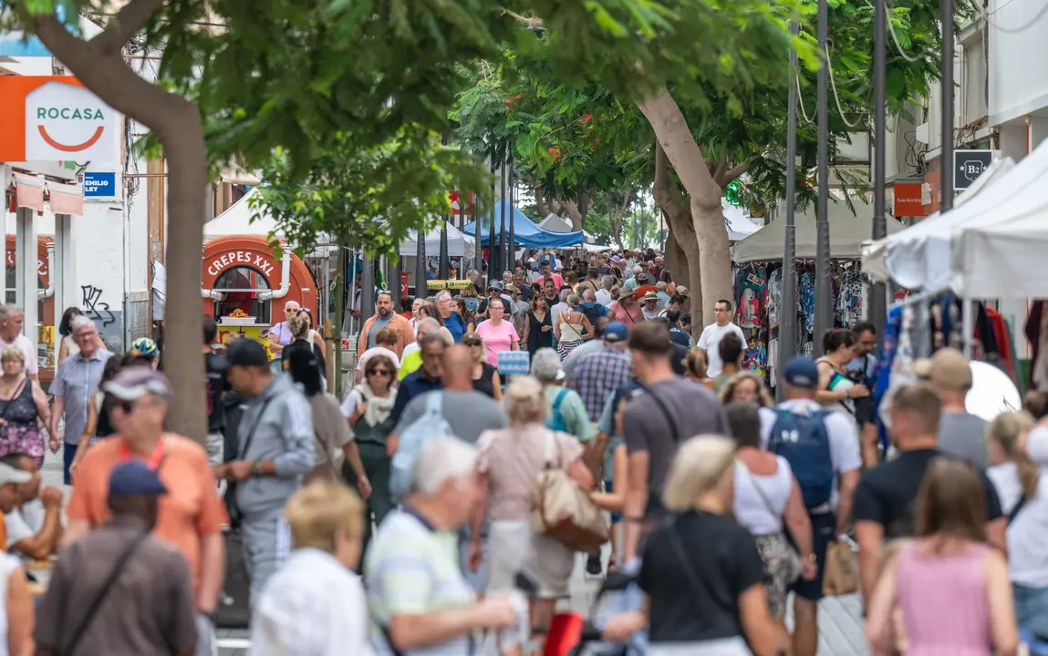 La zona comercial abierta de Arrecife en un d&iacute;a con escalda de cruceros. Imagen de estas pasadas semanas 