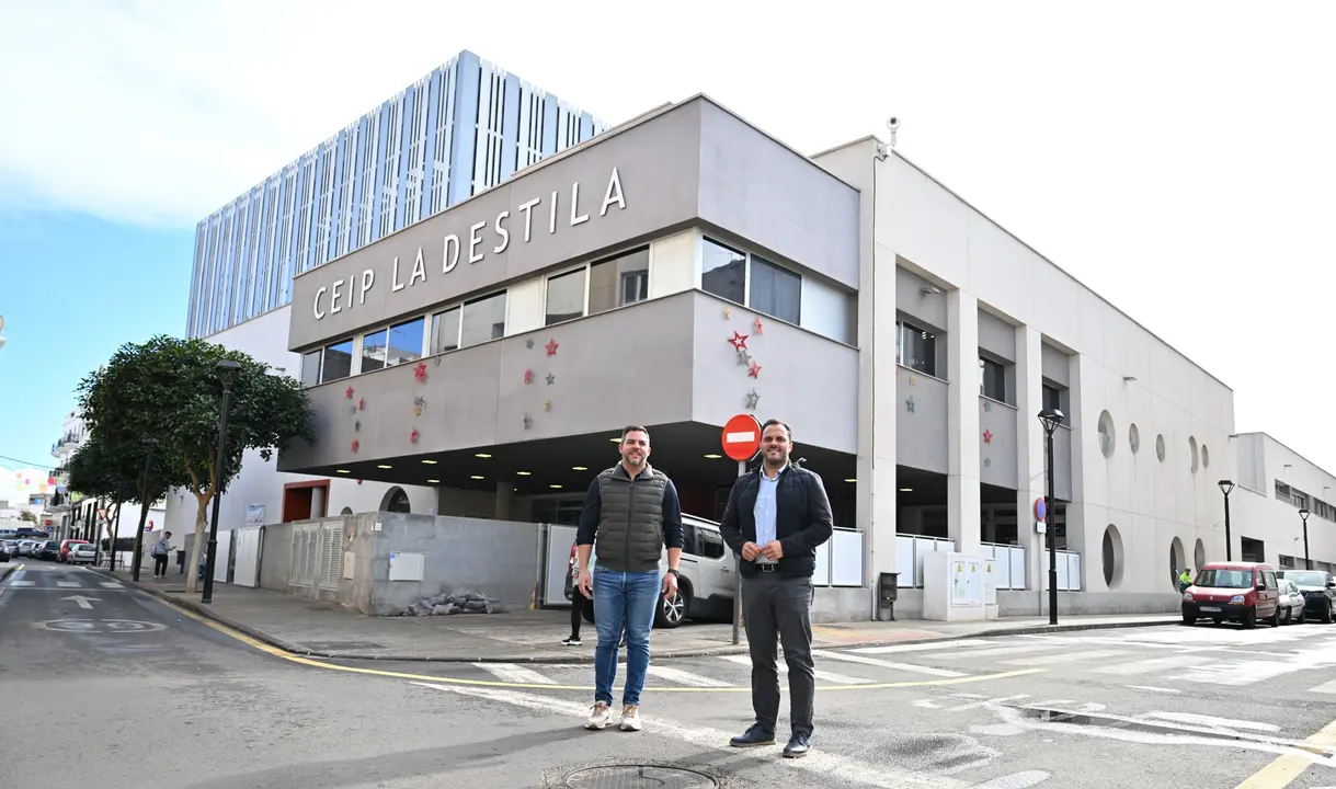 Las calles del entorno del colegio La Destila contar&aacute;n con un refuerzo de la seguridad vial. El alcalde de Arrecife y el consejero insular de Obras P&uacute;bicas en la  zona