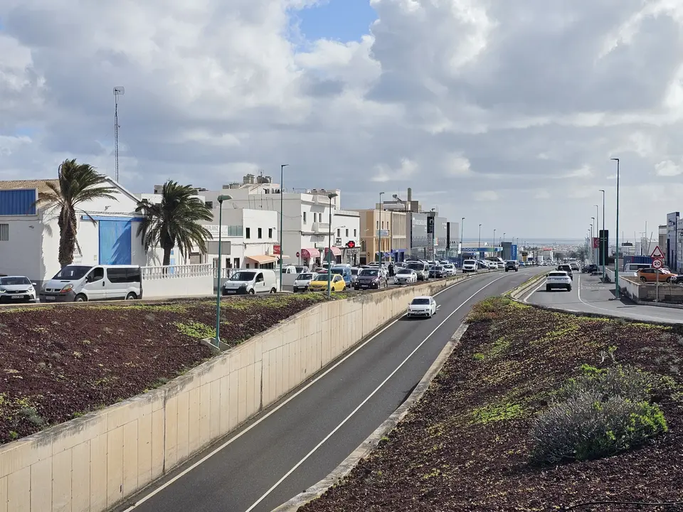 El entorno de la carretera insular que une los barrios de Argana Ata y Baja dar&aacute; un buen cambio con esta interveci&oacute;n paisaj&iacute;stica 