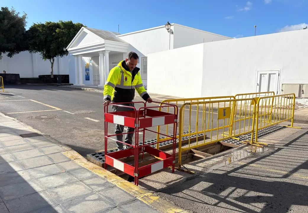 Colocaci&oacute;n de vallas protectoras en los imbornales de la calle El Antonio, zona sensible a inundaciones en d&iacute;as de intensas lluvias (1)
