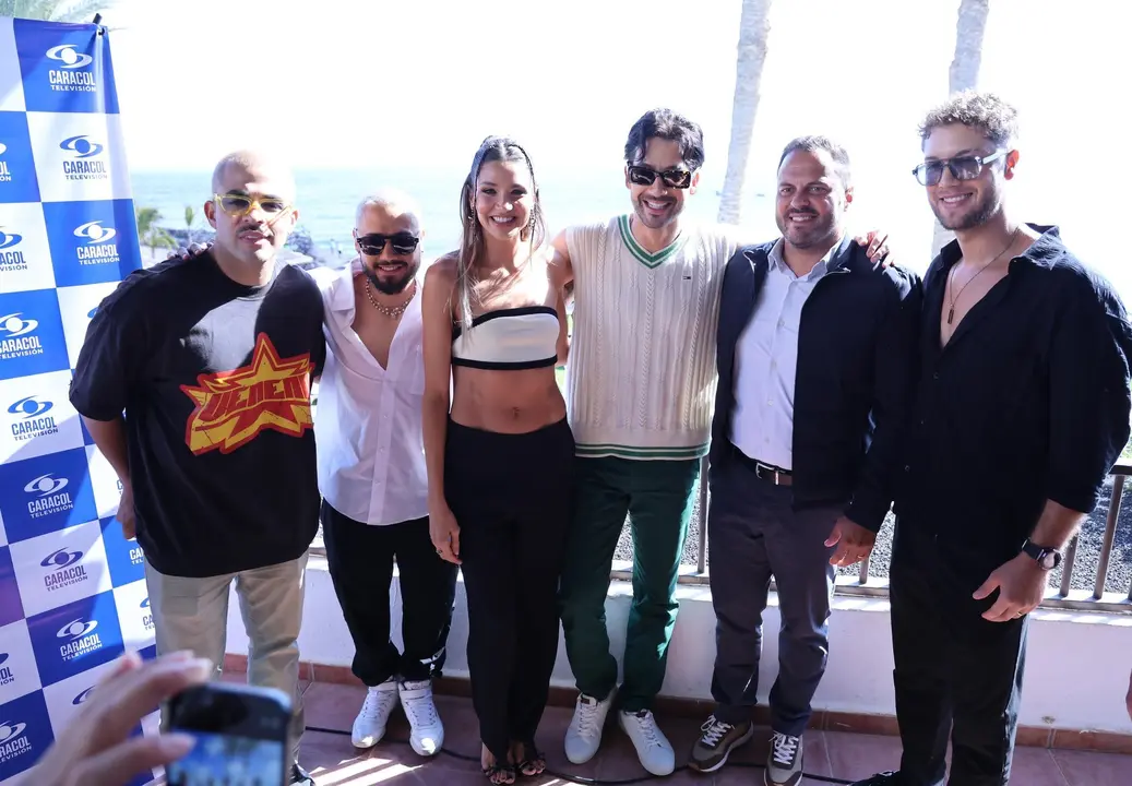 El alcalde de Arrecife, Yonathan de Le&oacute;n, con los protagonistas de esta serie de TV