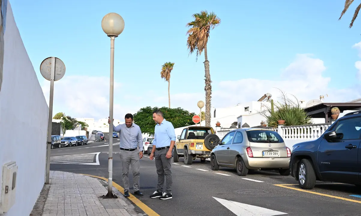 El alcalde de Arrecife, Yonathan de Le&oacute;n, y el consejero insular de Obras P&uacute;blicas, Jacobo Medina, visitan el n&uacute;cleo de La Concha donde se invierten m&aacute;s de 740.000 euros en la renovaci&oacute;n del alumbrado