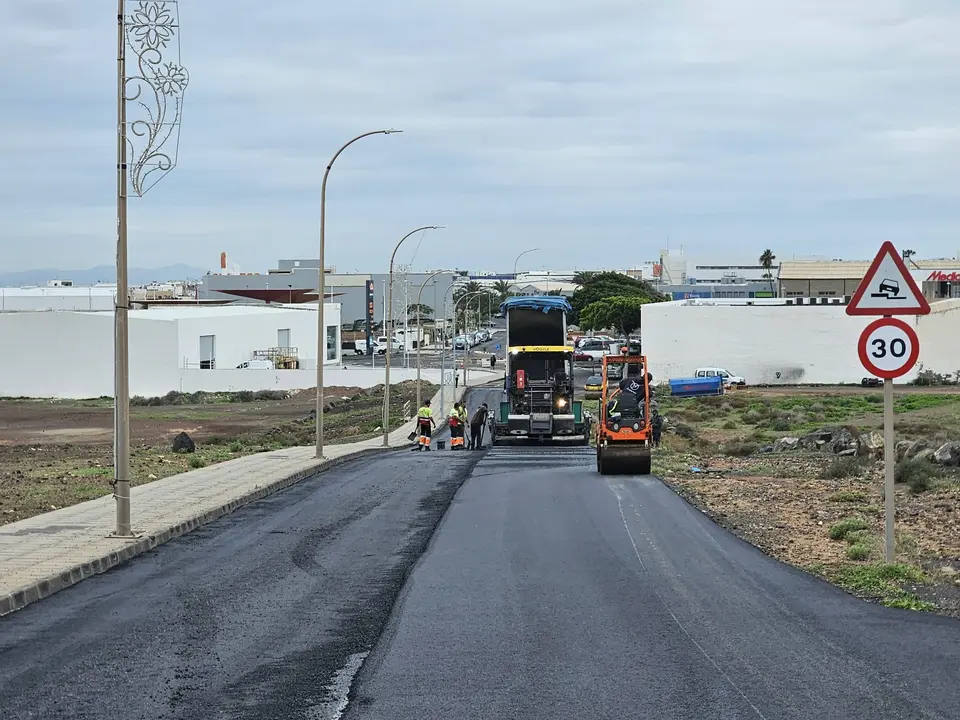 La Concejal&iacute;a de Obras de Arrecife est&aacute; reasfaltando este viernes este tramo de la calle Iguaz&uacute;, en Maneje