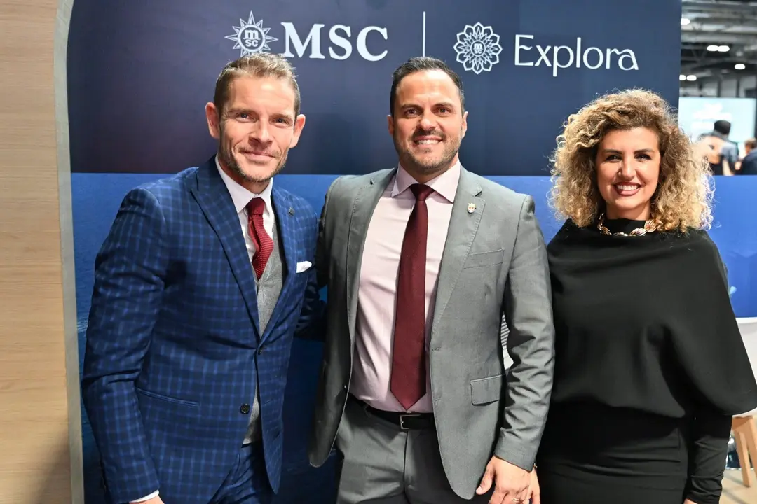 El alcalde de Arrecife Yonathan de Le&oacute;n y la concejala de Turismo, Eli Merino, con el director general de MSC Cruceros para Espa&ntilde;a, Fernando Pacheco. Ayer en Fitur 