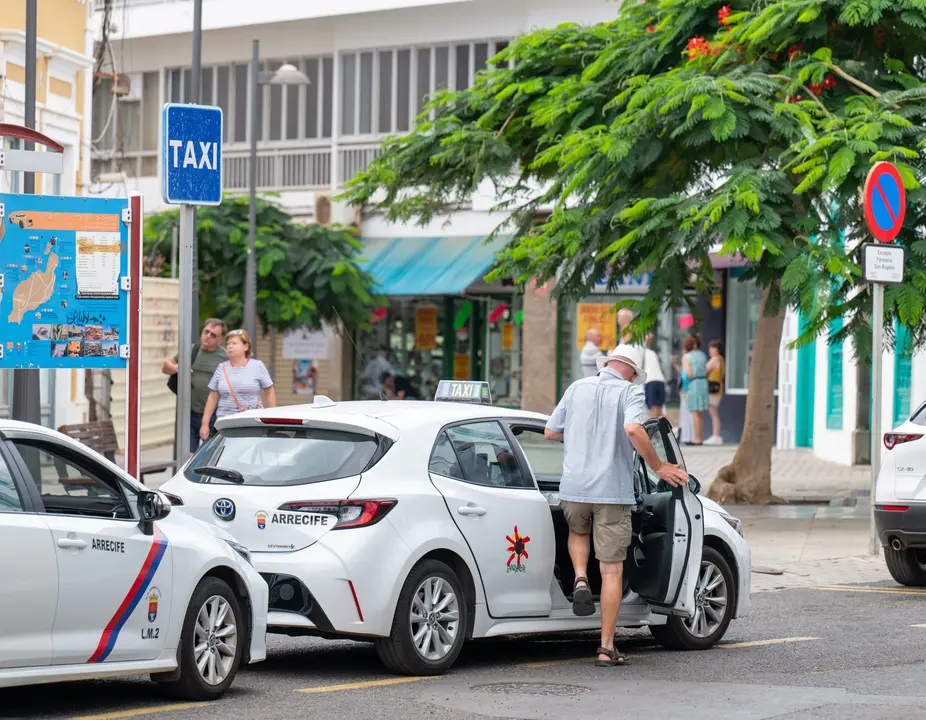 Taxis de Arrecife estacionados en una parada municipal en la Zona Comercial Abierta en la capital de Lanzarote