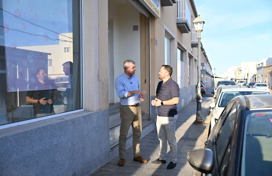 El vicepresidente y consejero de Econom&iacute;a, Industria, Comercio y Aut&oacute;nomos del Gobierno de Canarias junto al alcalde de Arrecife, en Argana 