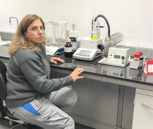 Juliana Ca&ntilde;ada, en el laboratorio de la Central T&eacute;rmica de Lanzarote.