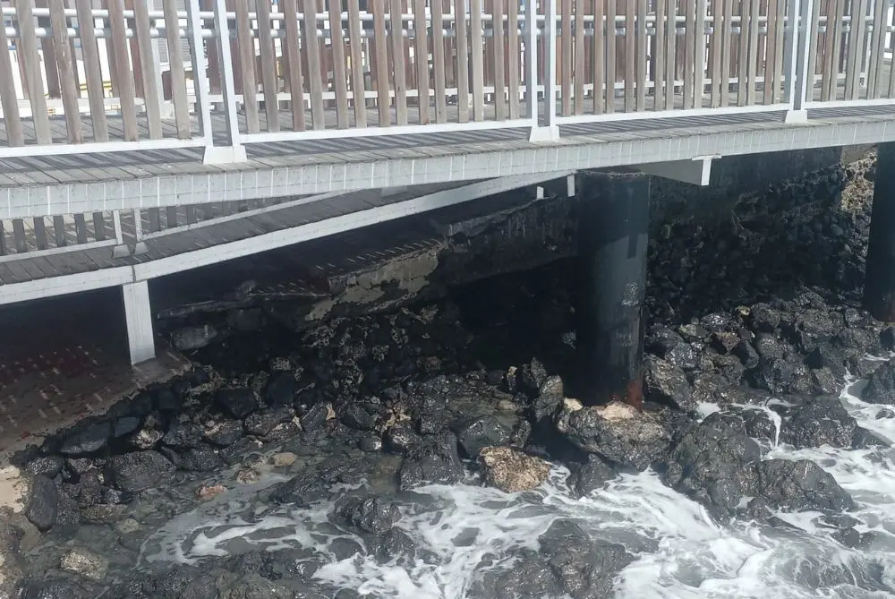 Da&ntilde;os en la pasarela de La Garita por las olas