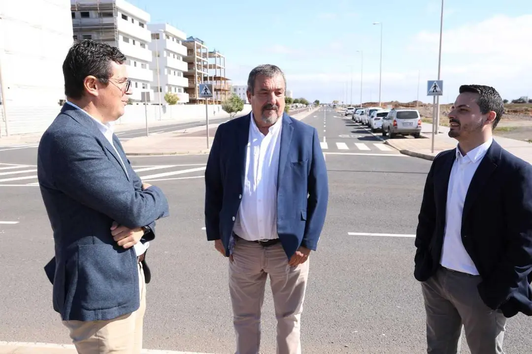 El consejero de Obras P&uacute;blicas de Canarias supervisa las 201 viviendas protegidas de Los Geranios