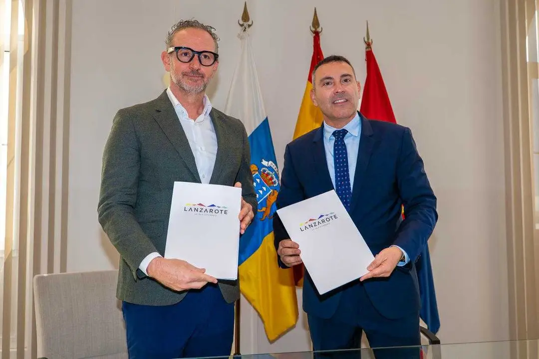 El representante de la empresa concesionaria JFT, Juan Ram&oacute;n Fuentes con el presidente del Cabildo