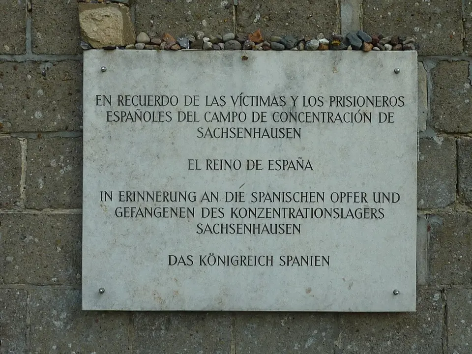Placa en recuerdo de los prisoneros y v&iacute;ctimas espa&ntilde;oles.