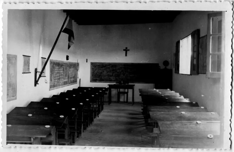 Escuela de La Ti&ntilde;osa, hoy Puerto del Carmen, en los a&ntilde;os 50. Con la bandera espa&ntilde;ola, el crucifijo y el retrato de Francisco Franco. Foto Memoria de Lanzarote.