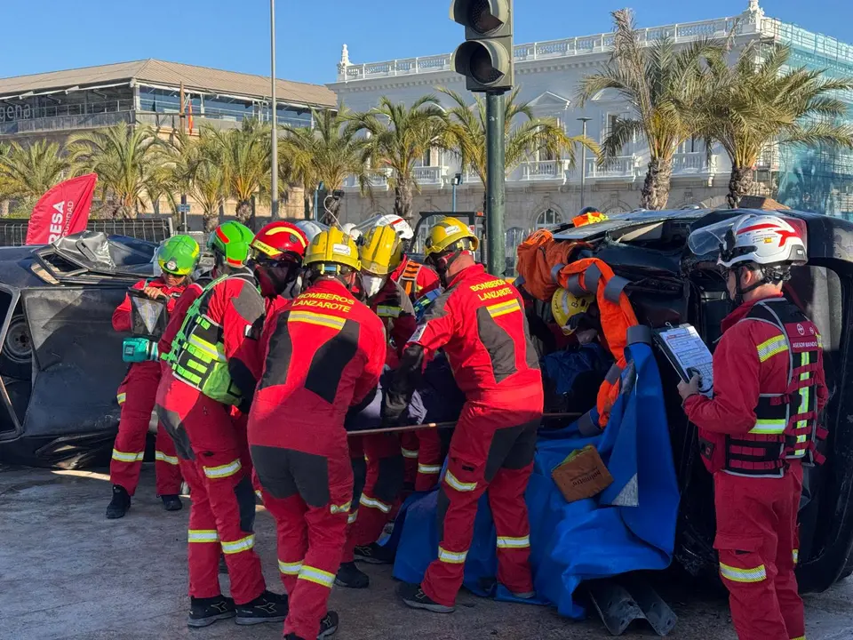 Equipo de bomberos Lanzarote realizando un ejercicio de excarcelaci&oacute;n