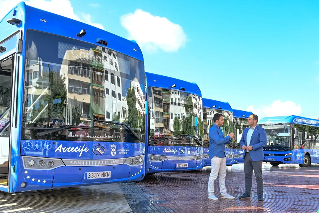 El alcalde de Arrecife, Yonathan de Le&oacute;n, y el concejal de Transportes y Movilidad, Mario Gonz&aacute;lez Altube, presentan hoy las nuevas 4 unidades grandes 