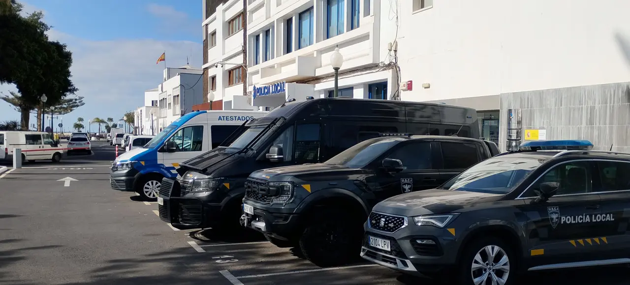 Encartado por la Polic&iacute;a Local de Arrecife el conductor reponsable de un accidente de circulaci&oacute;n que abandon&oacute; el lugar, y la investigaci&oacute;n determin&oacute; que estaba drogado  y con la ITV vencida 