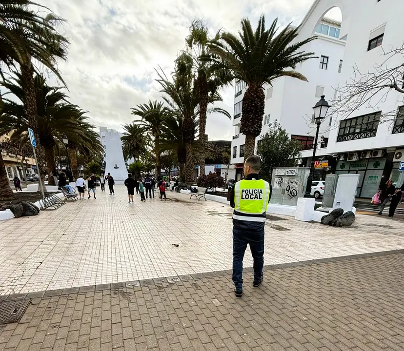 Agente Tutor de la Polic&iacute;a Local de Arrecife hoy en la plaza Sim&oacute;n Bolivar, pr&oacute;ximos a centros educativos con menores  2