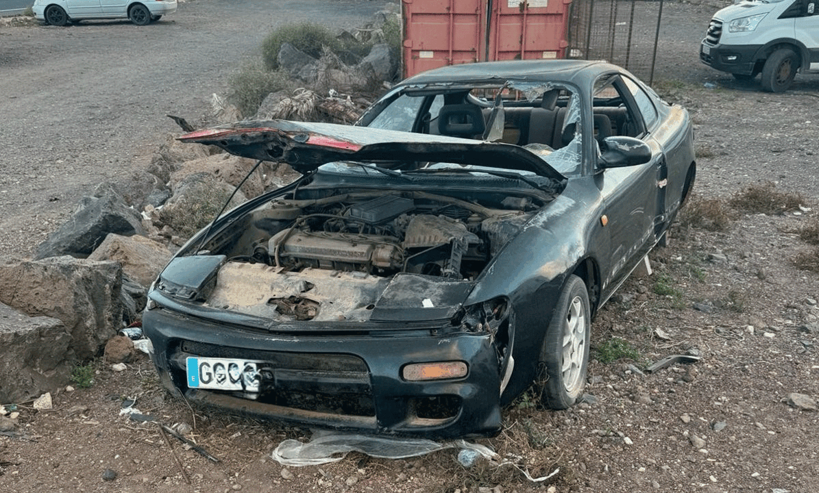 Coche abandonado en T&iacute;as