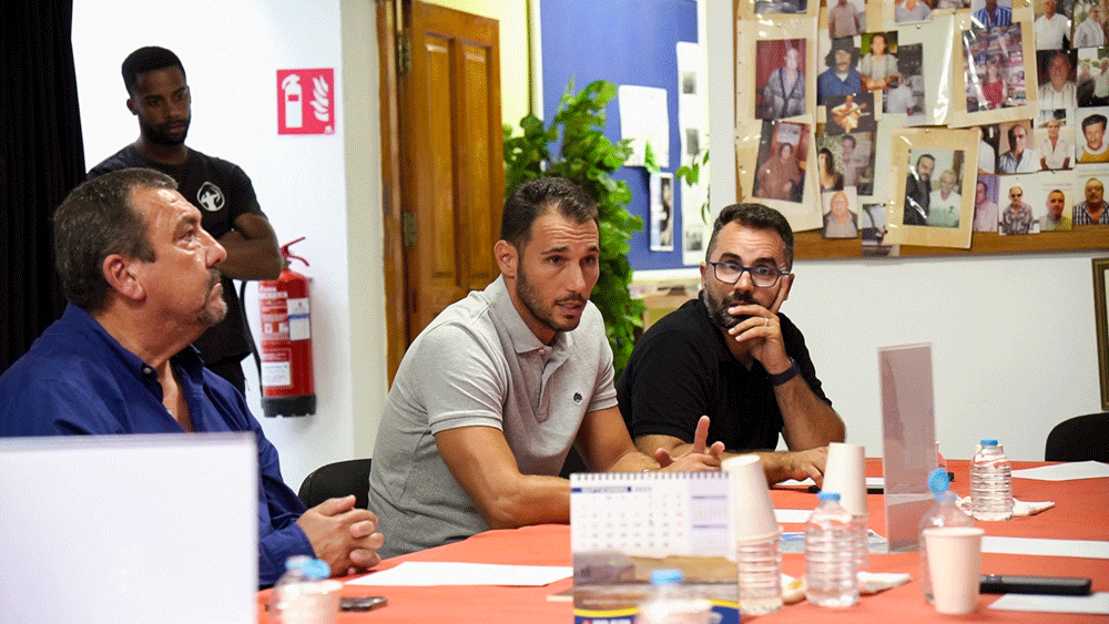 Im&aacute;genes de reuniones para tratar la rehabilitaci&oacute;n de las viviendas de Titerroy