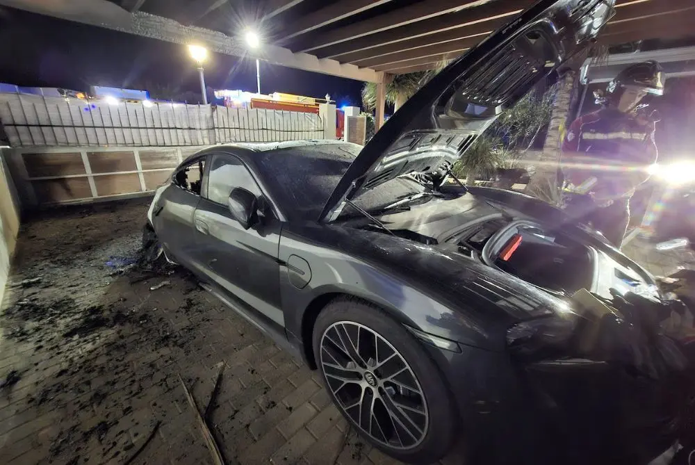 Uno de los veh&iacute;culos siniestrados en Playa Blanca