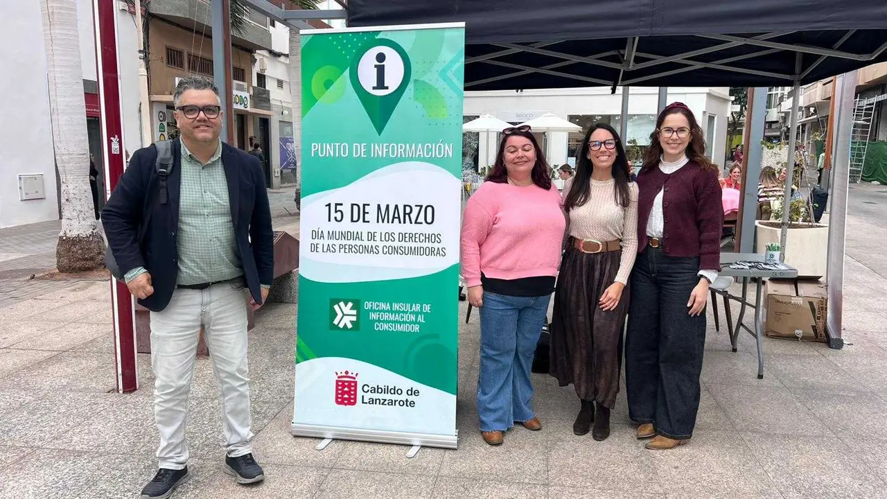 Oficina de Consumo en la Calle Real. Con el consejero Armando Santana