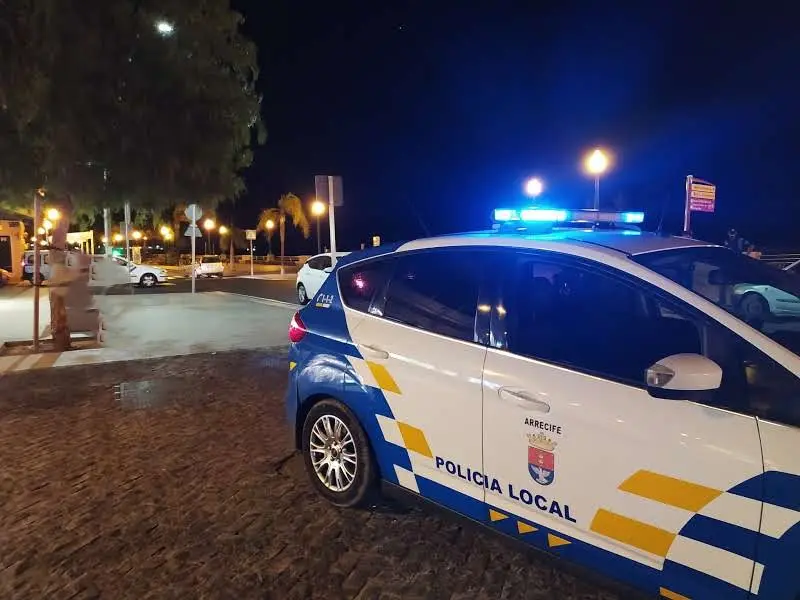 Veh&iacute;culo de la Polic&iacute;a Local de Arrecife en la zona pr&oacute;xima donde se realiz&oacute; la intervenci&oacute;n, en la capital de Lanzarote