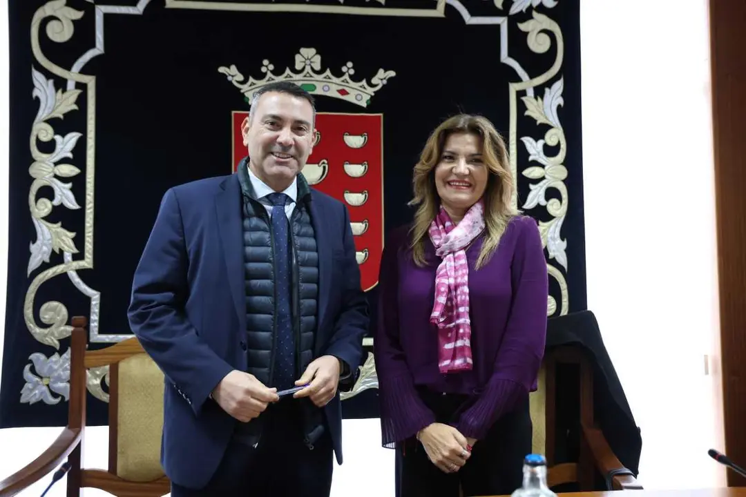 El presidente del Cabildo de Lanzarote, Oswaldo Betancort, y la vicepresidenta y consejera de Hacienda, Mar&iacute;a Jes&uacute;s Tovar