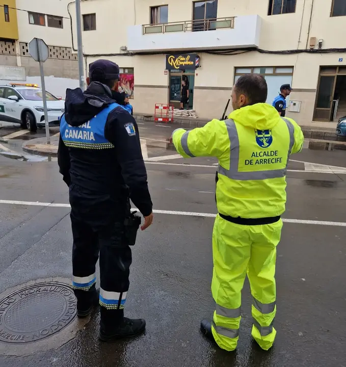 El alcalde de Arrecife Yonathan de Le&oacute;n junto al oficial de la Polic&iacute;a Local y coordinador t&eacute;cnico de Protecci&oacute;n Civil  en las calles con  las medidas preventivas  por la alerta 