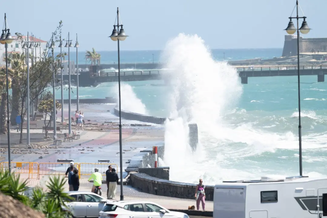 El fuerte oleaje s&iacute; ha estado presente en el lilotal de Arrecife provocando diferentes da&ntilde;os en el paseo mar&iacute;timo y parques