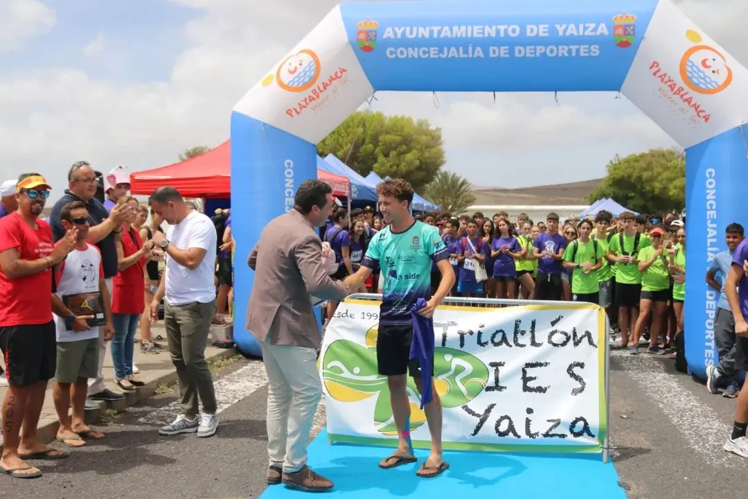 El alcalde saluda a uno de los ganadores del Triatl&oacute;n IES Yaiza
