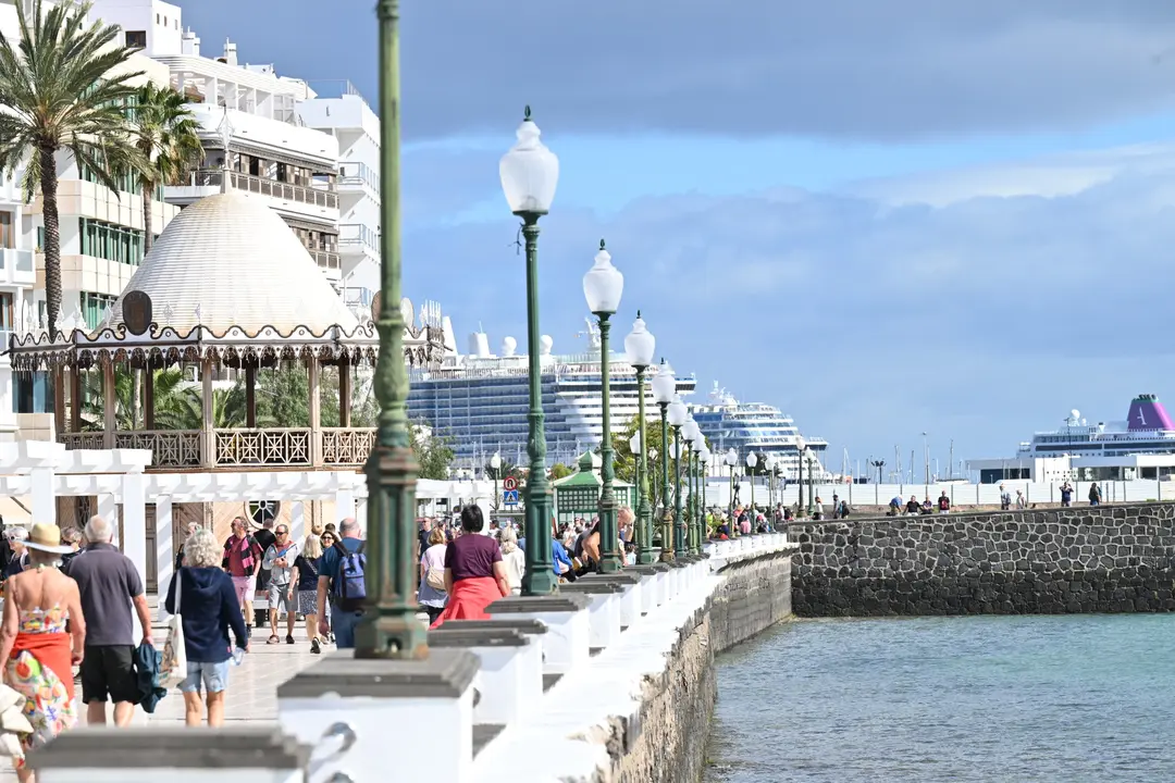La ciudad de Arrecife registrar&aacute; en abril un r&eacute;cord con la llegada de 43 escalas de cruceros tur&iacute;sticos. Imagen del pasado enero con la presencia de barcos en  el puerto 