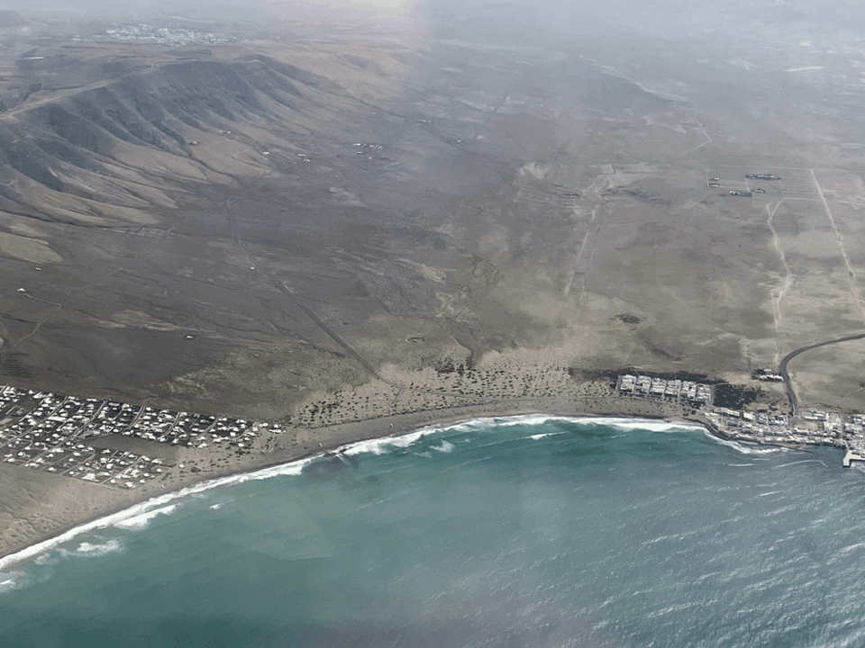 Vista a&eacute;rea de la playa de Famara