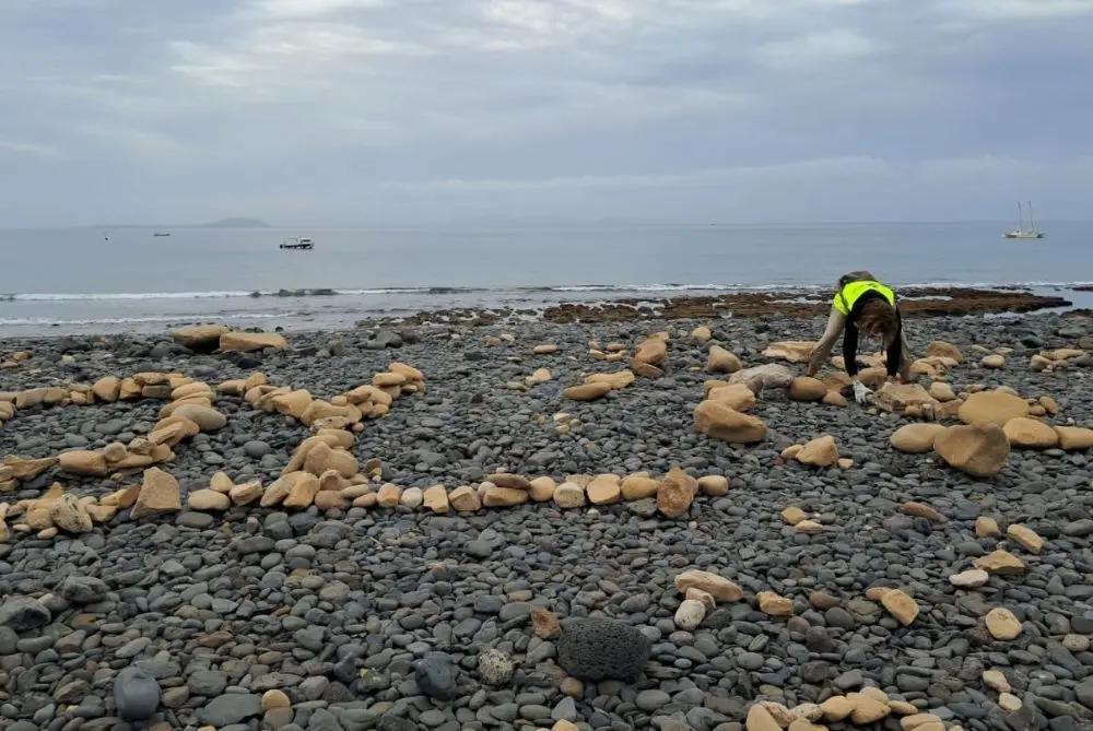 Letras con piedras en la playa