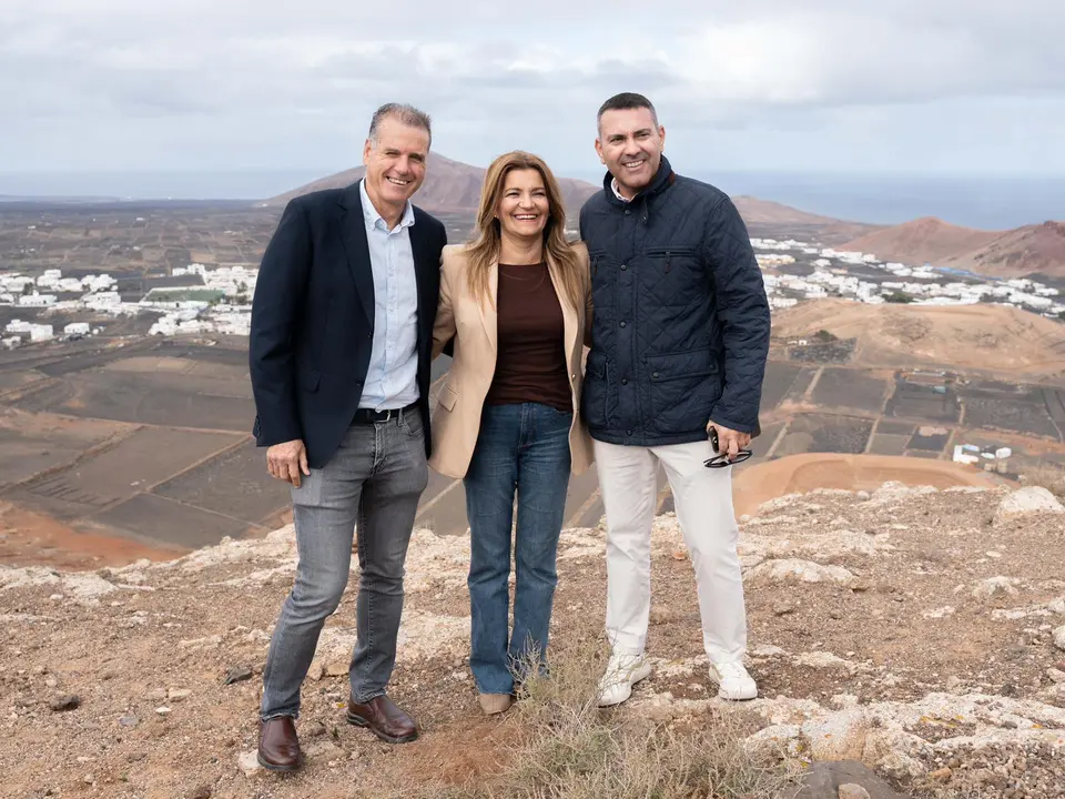Oswaldo Betancort junto a Mar&iacute;a Jes&uacute;s Tovar y Domingo Cejas