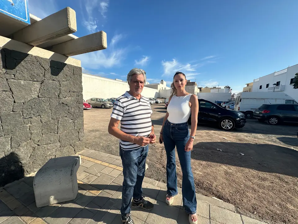 Servando Pérez y Sheila Guillén en el solar donde quieren instalar la gasolinera_jpg