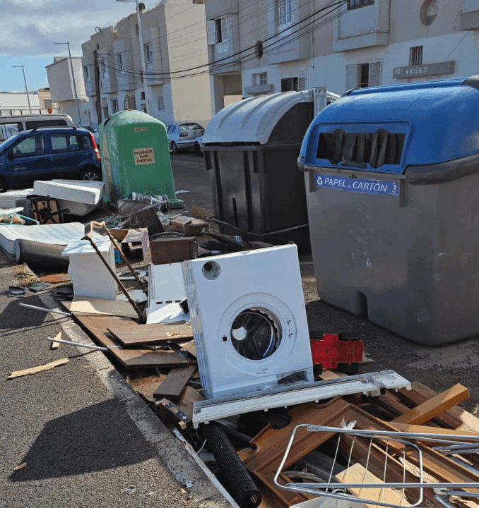 Basuras fuera de los contenedores