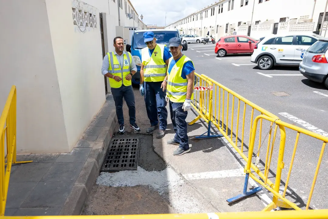 El alcalde Yonathan de Le&oacute;n visita los trabajos que ejecuta el Ayuntamiento en Argana Alta para mejorar la red de pluviales