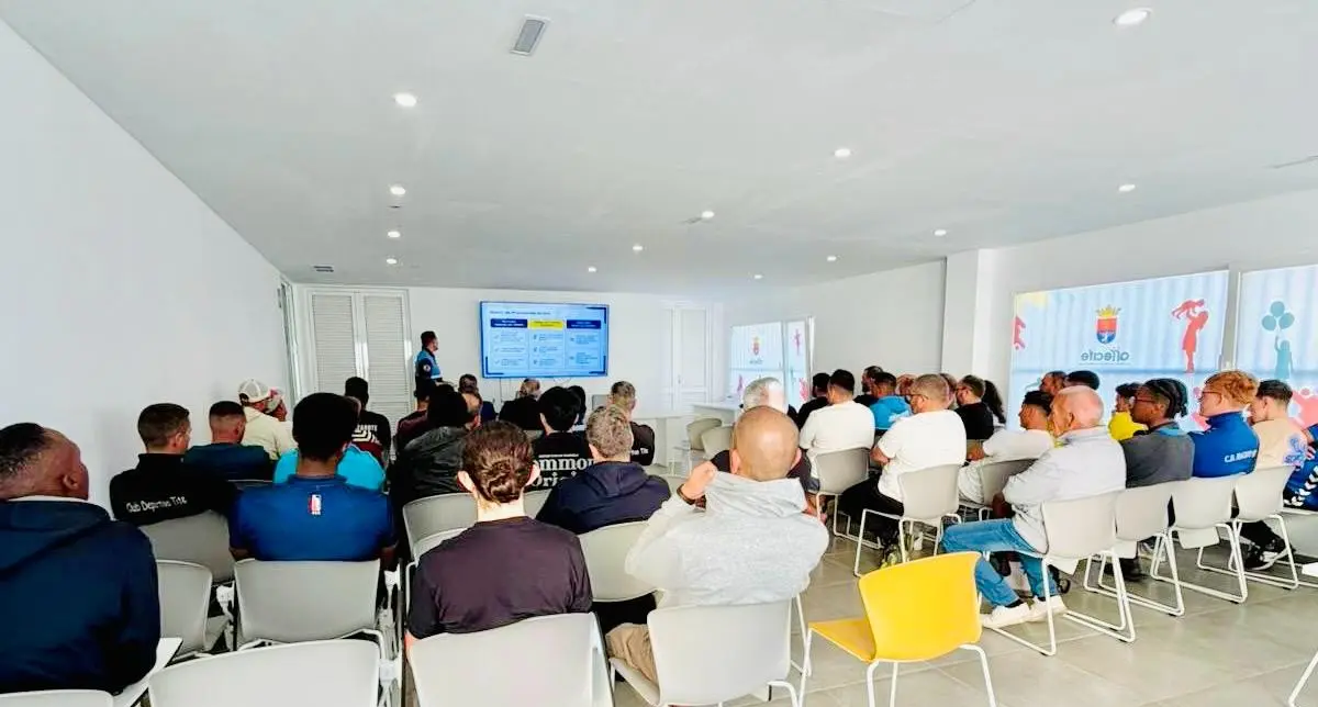 Representantes deportivos asistentes a los talleres y charlas de la nueva unidad de la Polic&iacute;a Local de Arrecife para prevenir la violencia en los deportes 