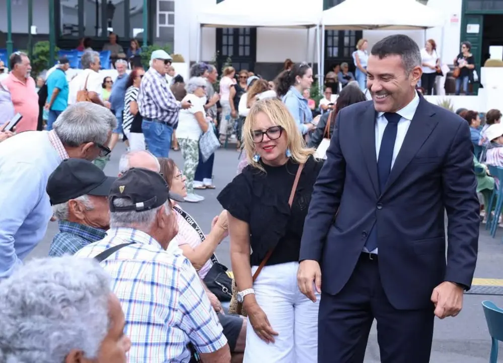 Oswaldo Betancort junto a Nori Mach&iacute;n